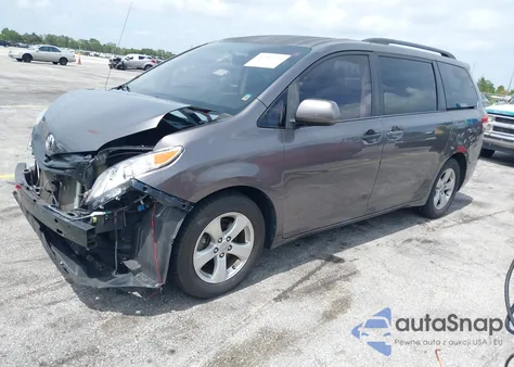 2012 Toyota Sienna Le V6 8 Passenger z USA, uszkodzony, nr VIN 5TDKK3DC9CS272895
